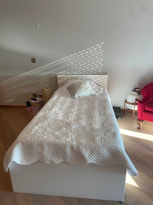 Cama individual com gaveta e 2 colchões incluídos