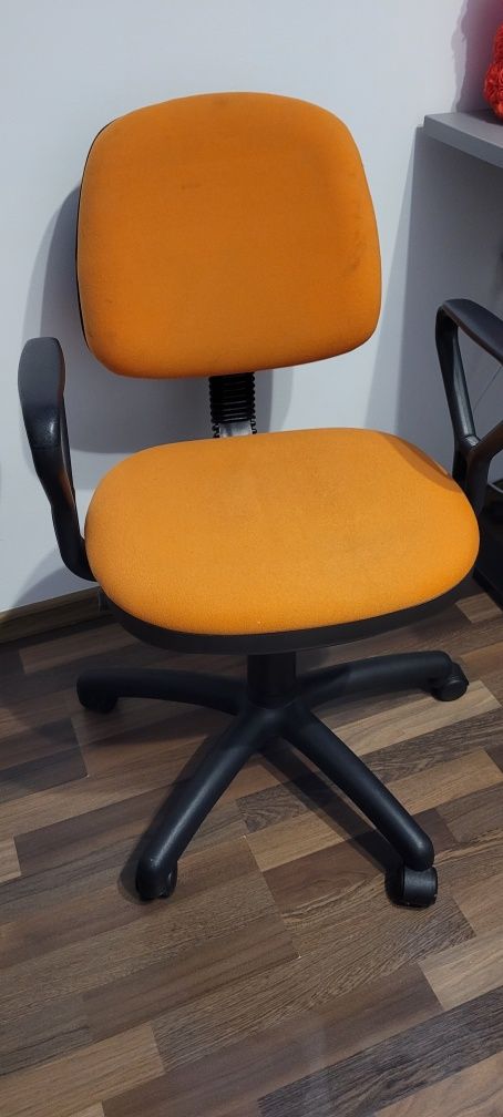 Krzesło obrotowe pomarańczowe