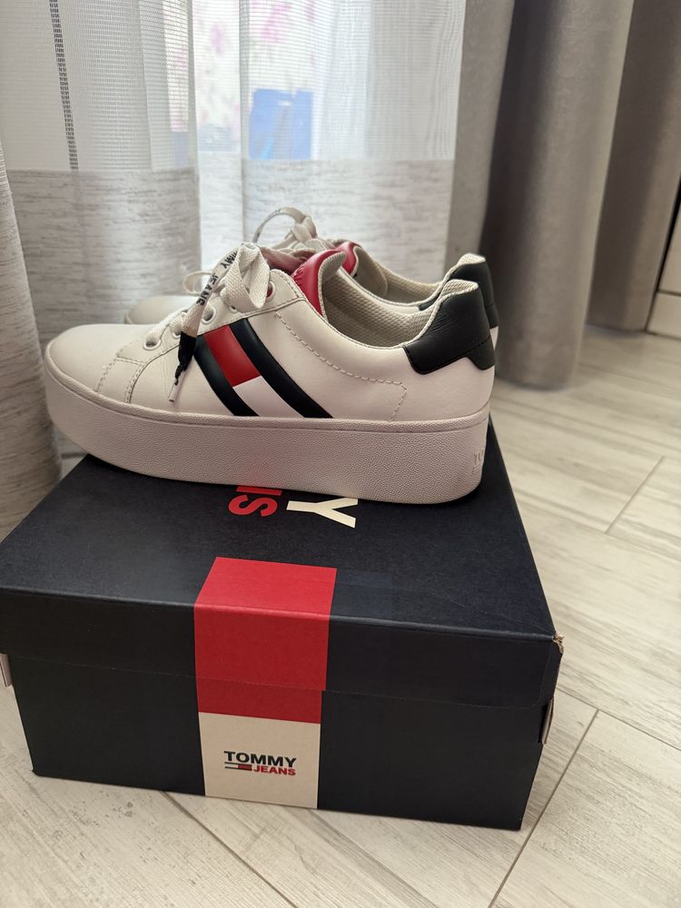 Кроссовки, мокасины Tommy Hilfiger р.37,5