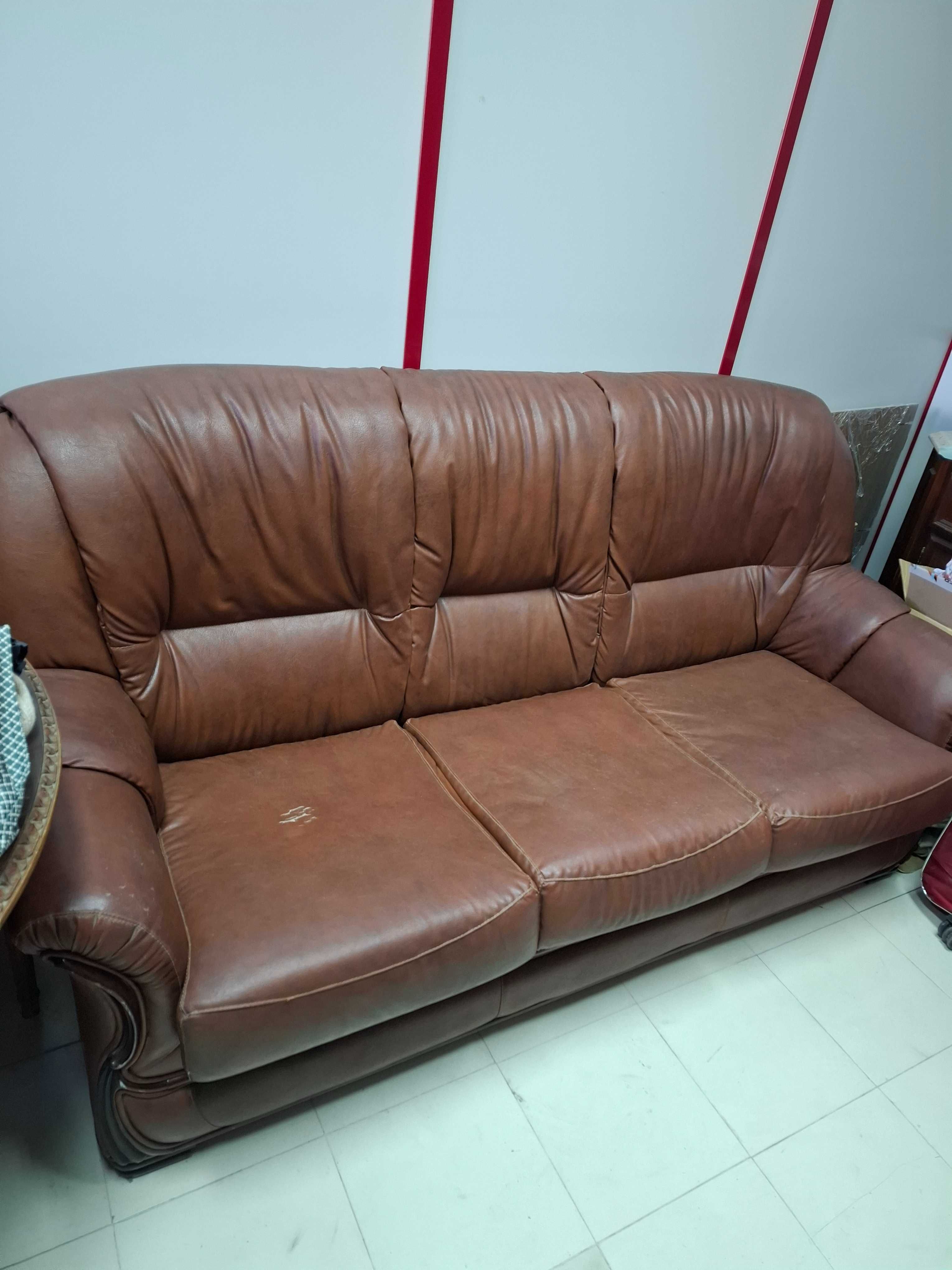 Sofá pele de 3 lugares com cama