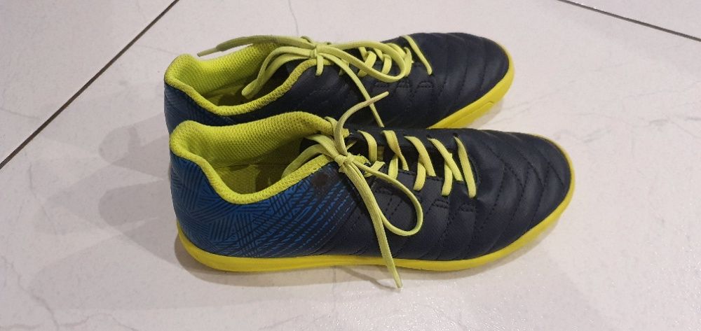 Buty sportowe chłopięce 35 halówki granat Kipsta 22 cm szkoła