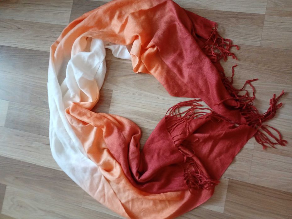 Szal damski z frędzlami