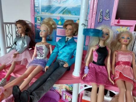 Domek Barbie plus szafa z akcesoriami oraz 8 lalek