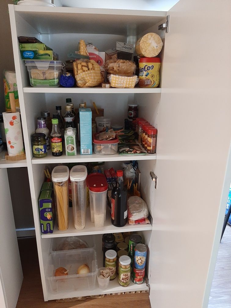 Armário de cozinha Ikea com prateleiras