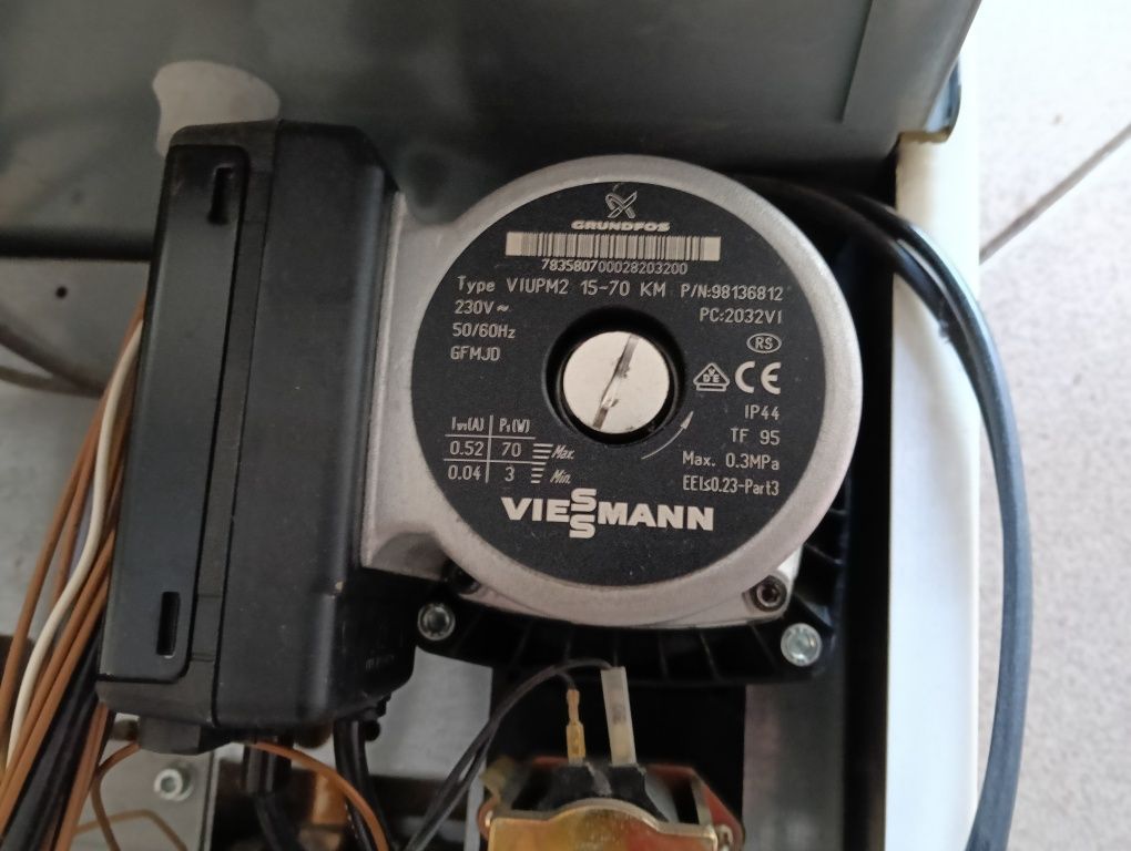 Pompa obiegowa Grundfos VIESSMANN i inne części.