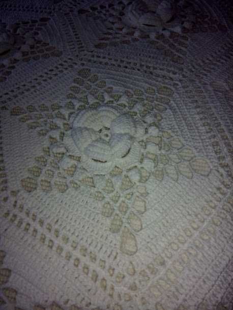 Colcha branca em crochet para cama de casal