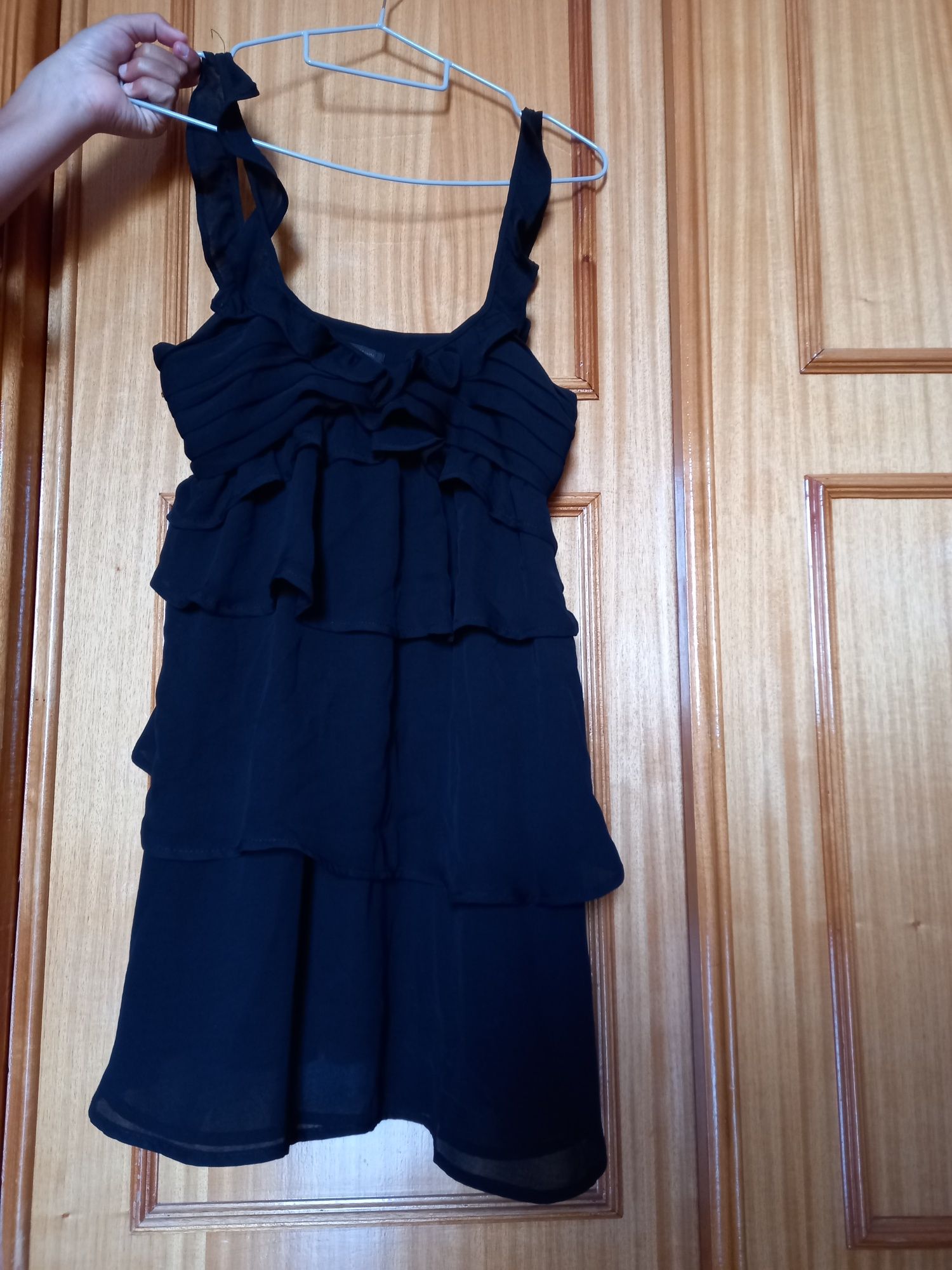 Vestido preto com folhos