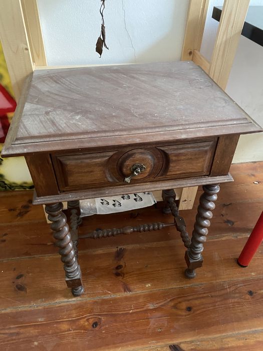 Mesa de cabeceira antiga