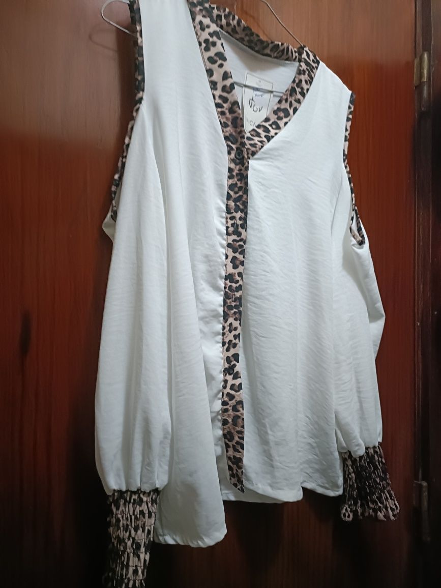 Camisa branca aberta dos lados