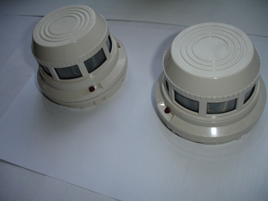 Czujki dymu System Sensor Model 2451 E "nowe" nigdy nie używane.