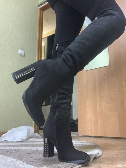 Чорні високі чоботи 38