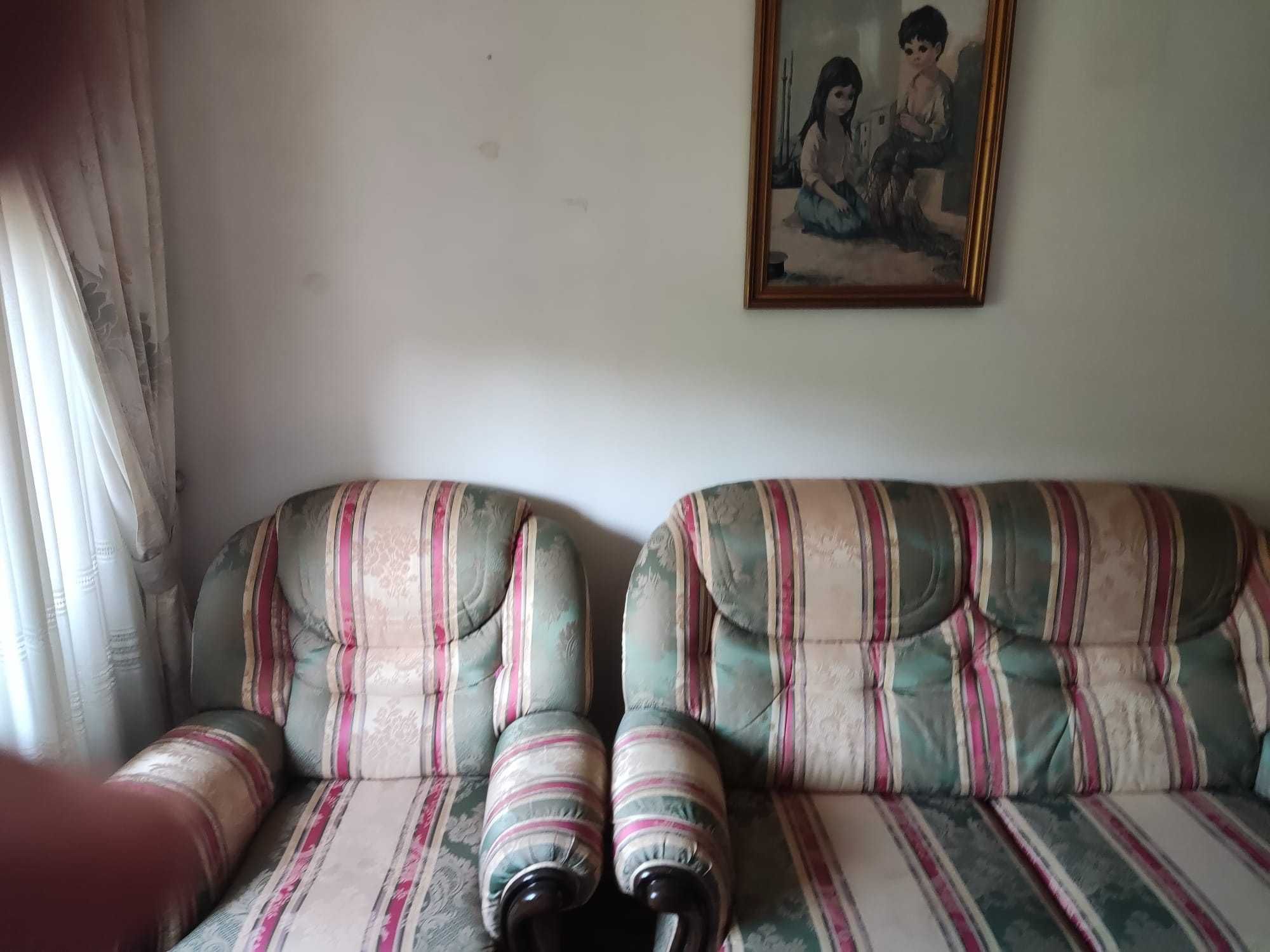 1 sofá de 2 lugares e 1 sofá de um lugar