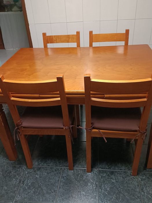 Mesa madeira extensível com 4 cadeiras