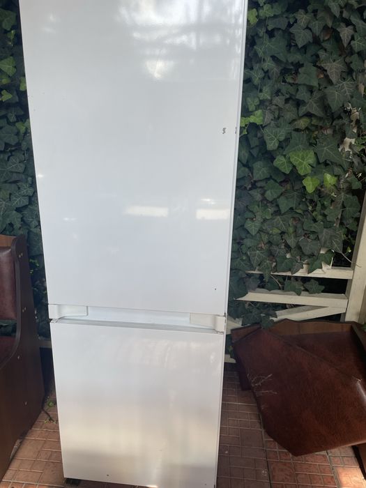 Холодильник двохкамерний Whilrpool вбудований в кухонні меблі