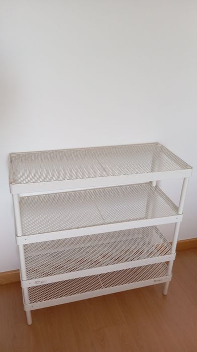 Prateleiras em metal branco