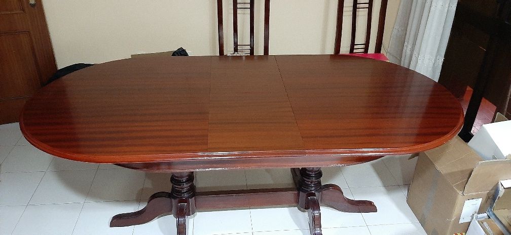 Mesa extensível com 8 cadeiras (preço negociável)