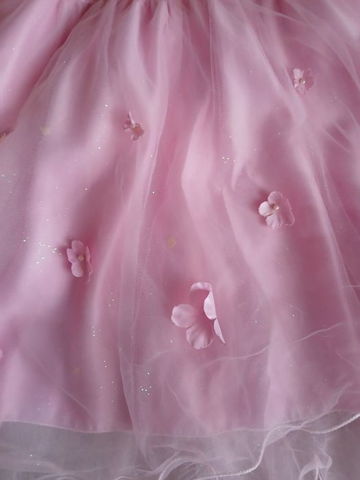 Дуже гарна сукня на принцесу 6 років