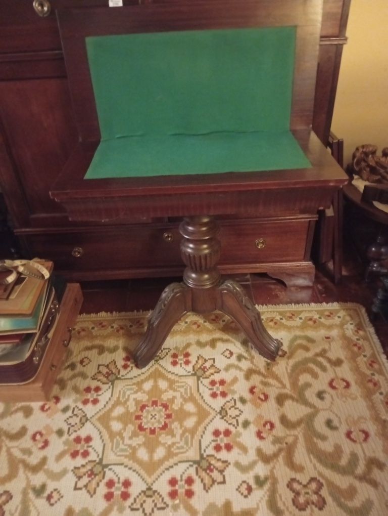 Mesa de jogo com pé de galo