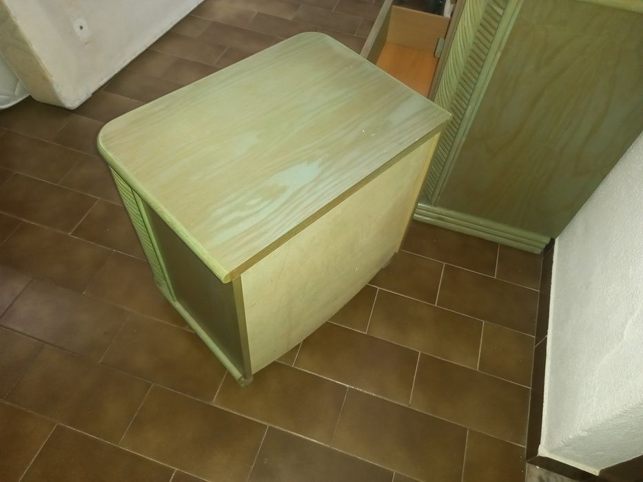 Cómoda e mesa de cabeceira