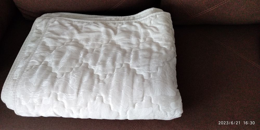 Одеяло с подушками и двумя комплектами постельного