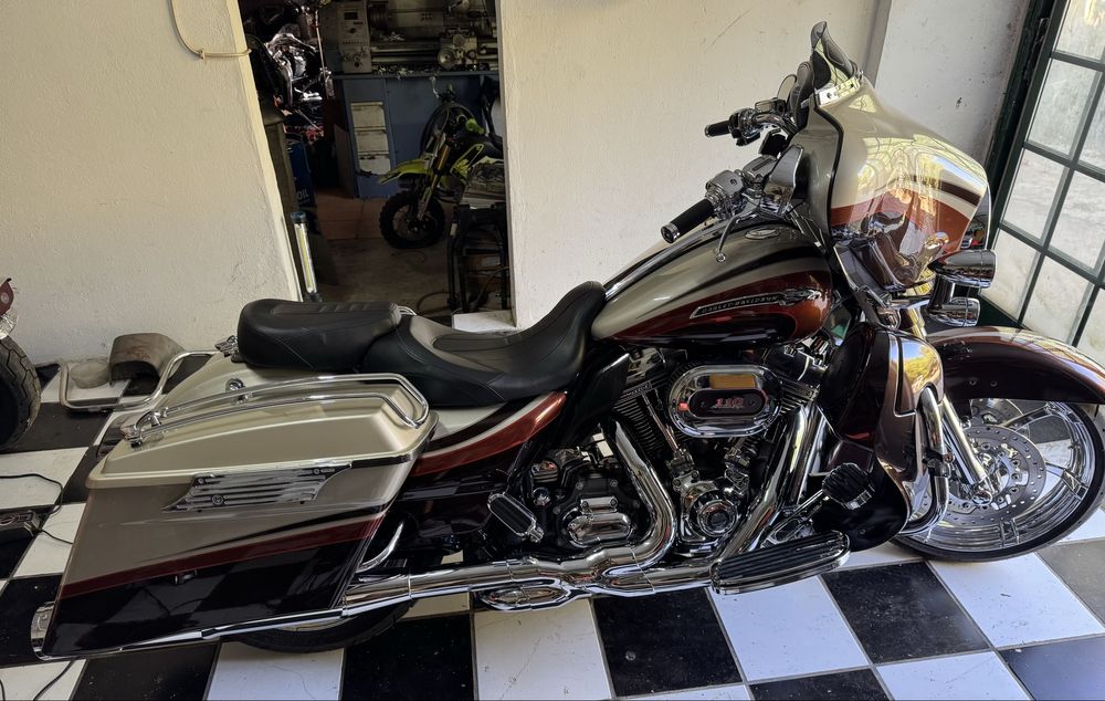 Harley Davidson street glide cvo