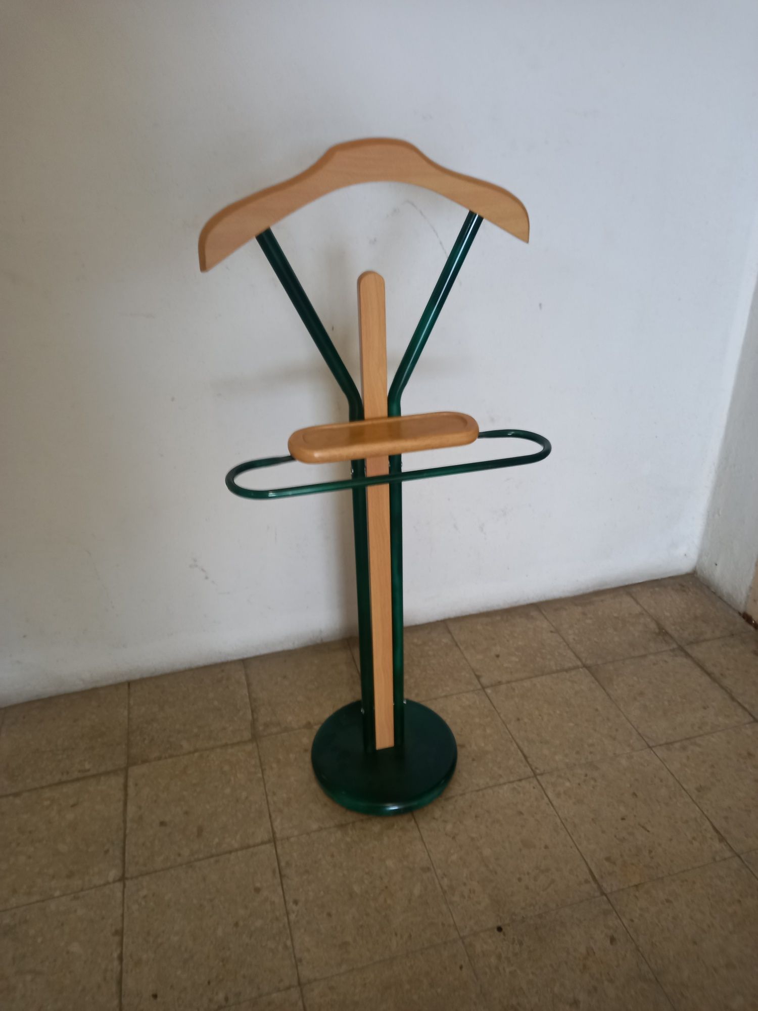 Cabide de pé alto. Bengaleiro.