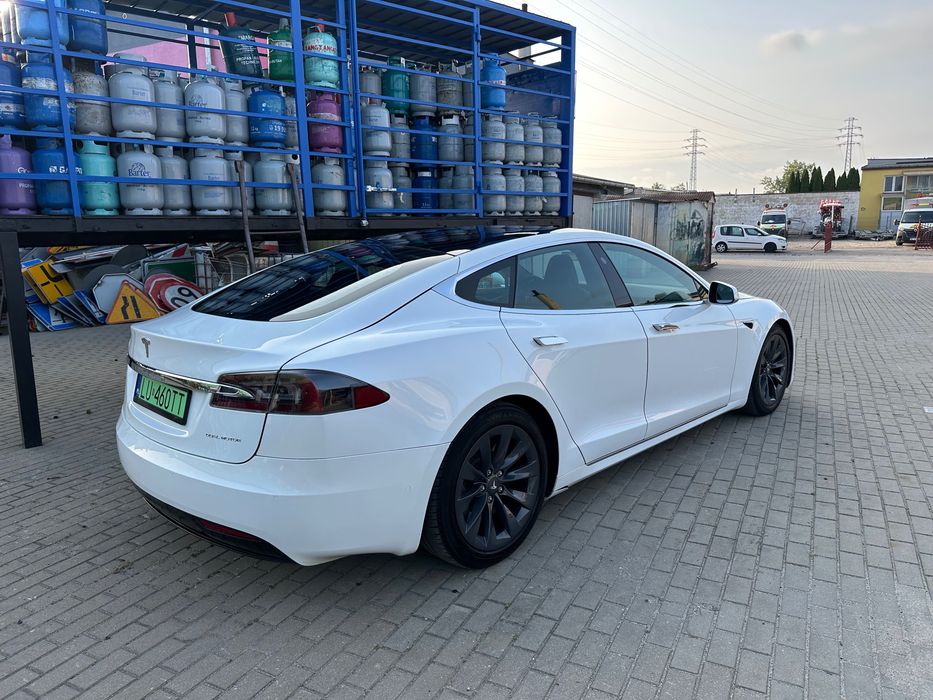 Wynajem auta Tesla Model S Standard Range  - od 250zł/doba