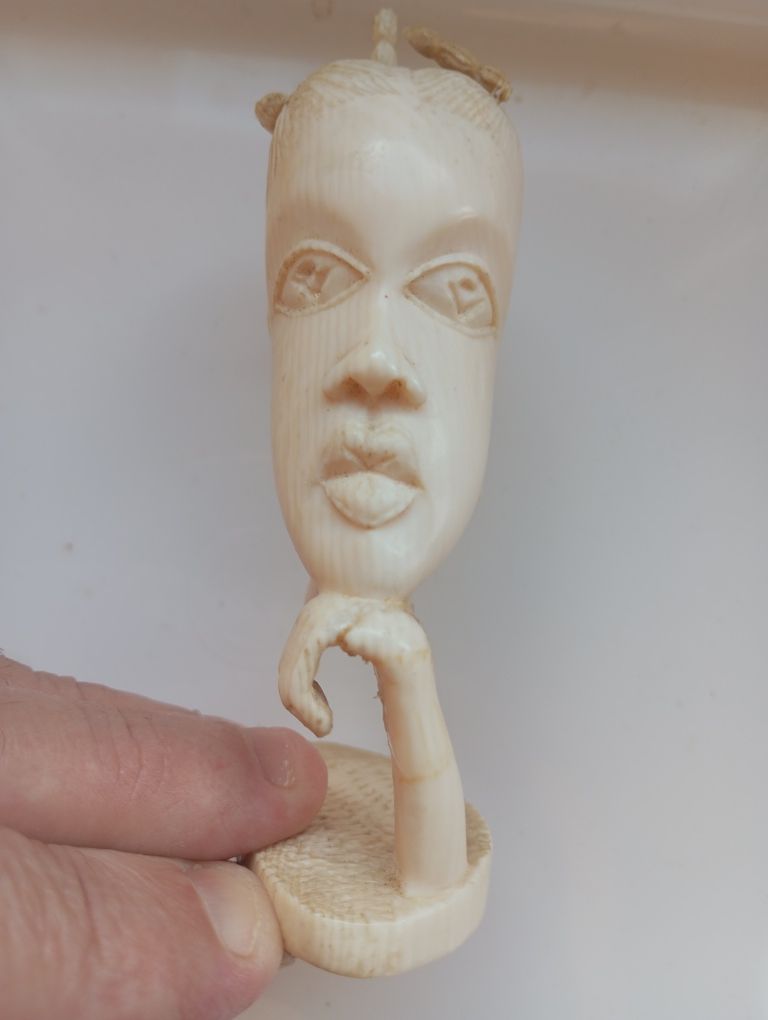 Cabeça de mulher em marfi