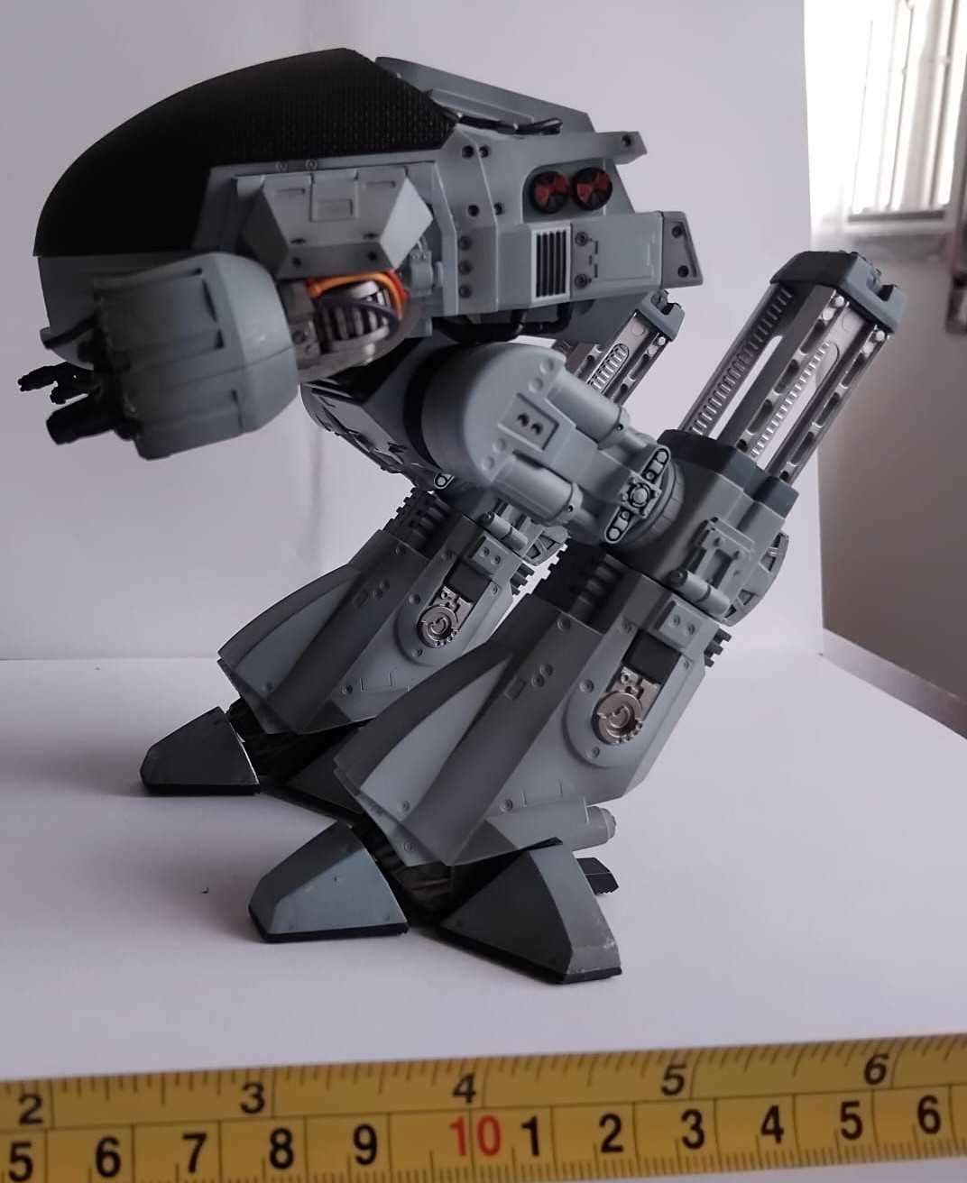 Battle Damage ED-209 Action Figure do filme Robocop