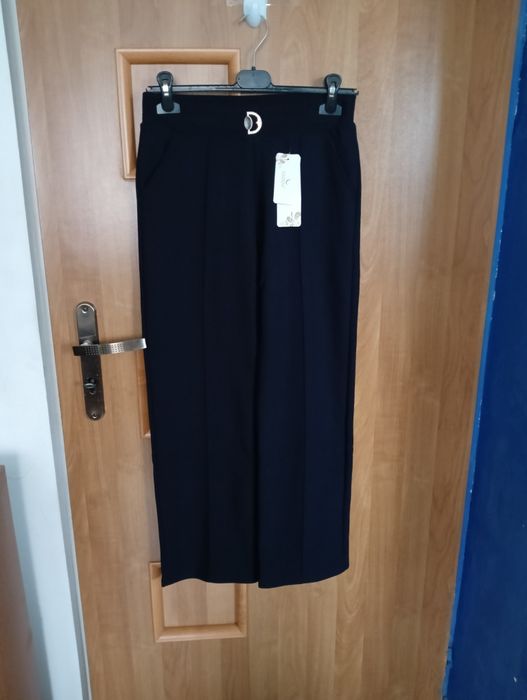 Czarne spodnie z szeroką nogawka