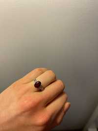 Śliczny delikatny pierścionek sztuczny rubin r 13