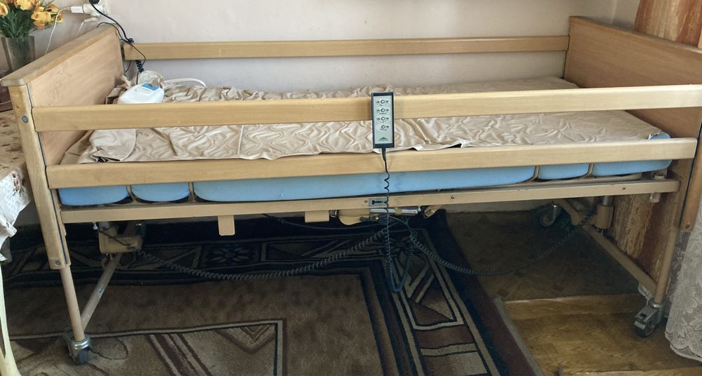 Łóżko rehabilitacyjne ze sterowaniem + materac przeciwodlezynowy dmuch