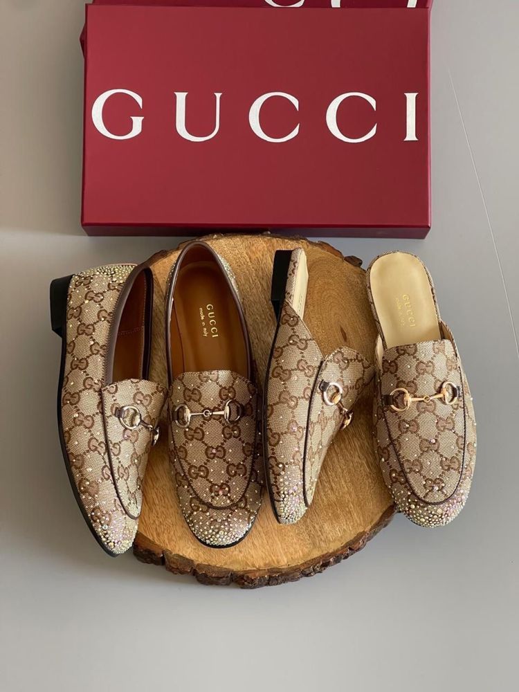 Mokasyny Gucci.