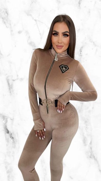 Piękny kombinezon welurowy z paskiem dwa kolory logo Lola bianka