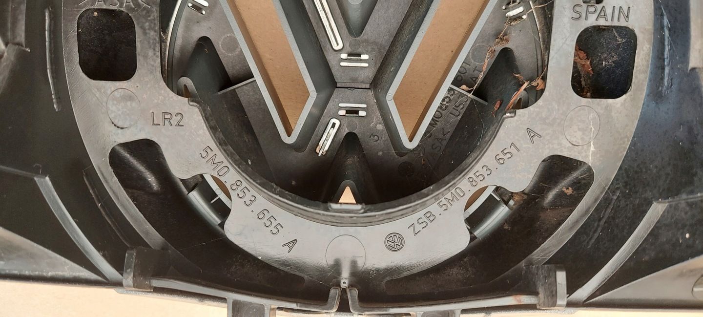 Atrapa Grill VW Golf 5 V Plus lak: LA7W