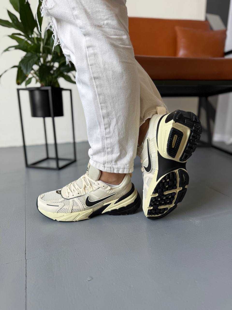 Жіночі кросівки Nike V2K Runtekk бежевий з чорним 0995 ТОП