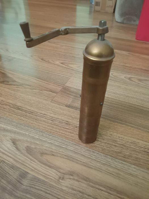 Zabytkowy młynek z mosiądzu