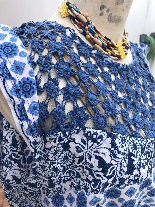 Bonito vestido em tom de azul com renda