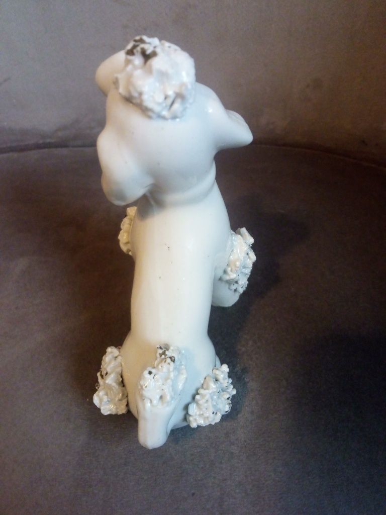 Porcelanowa figurka pudel