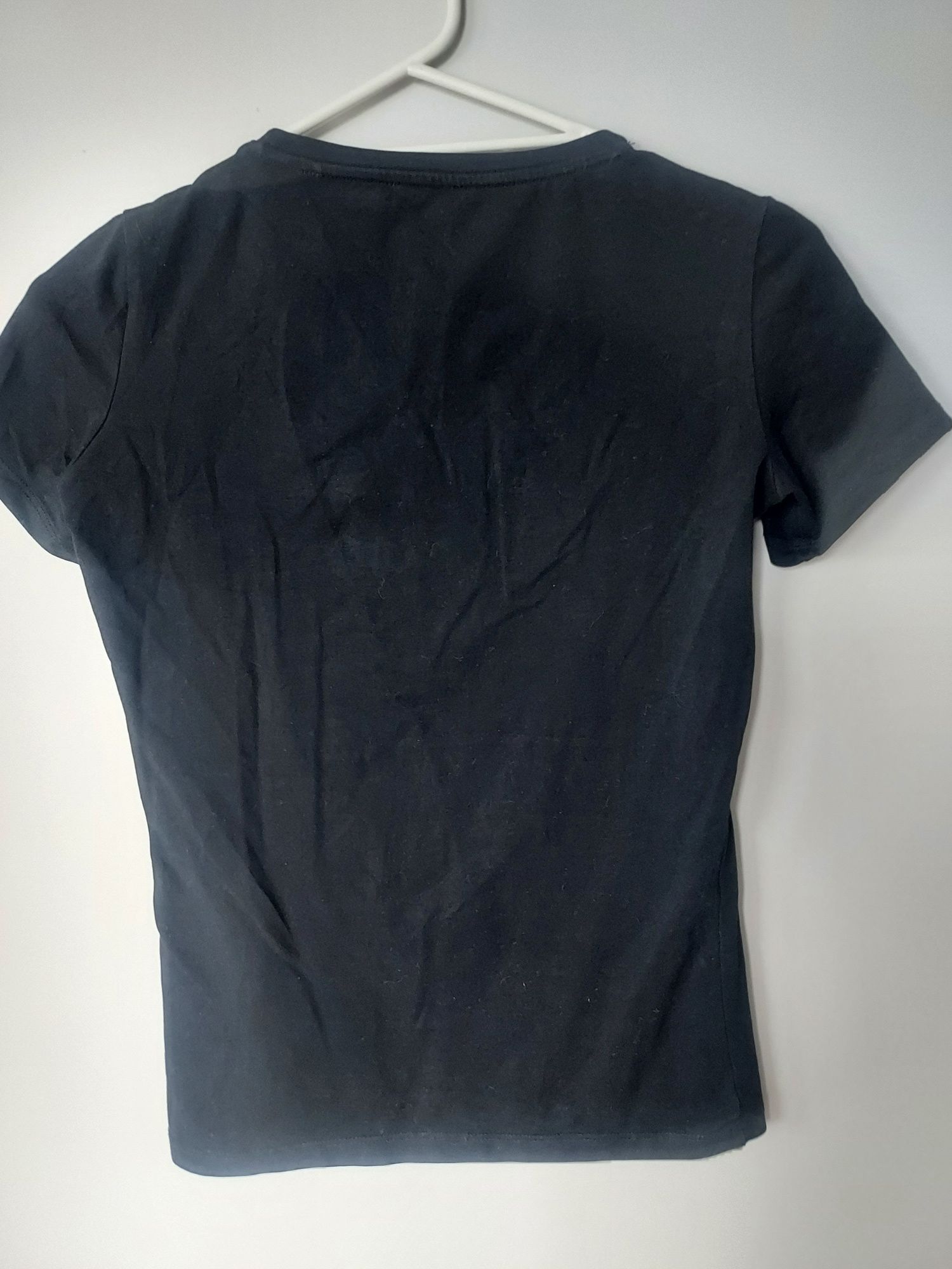 Czarny tshirt w róże xs Guess