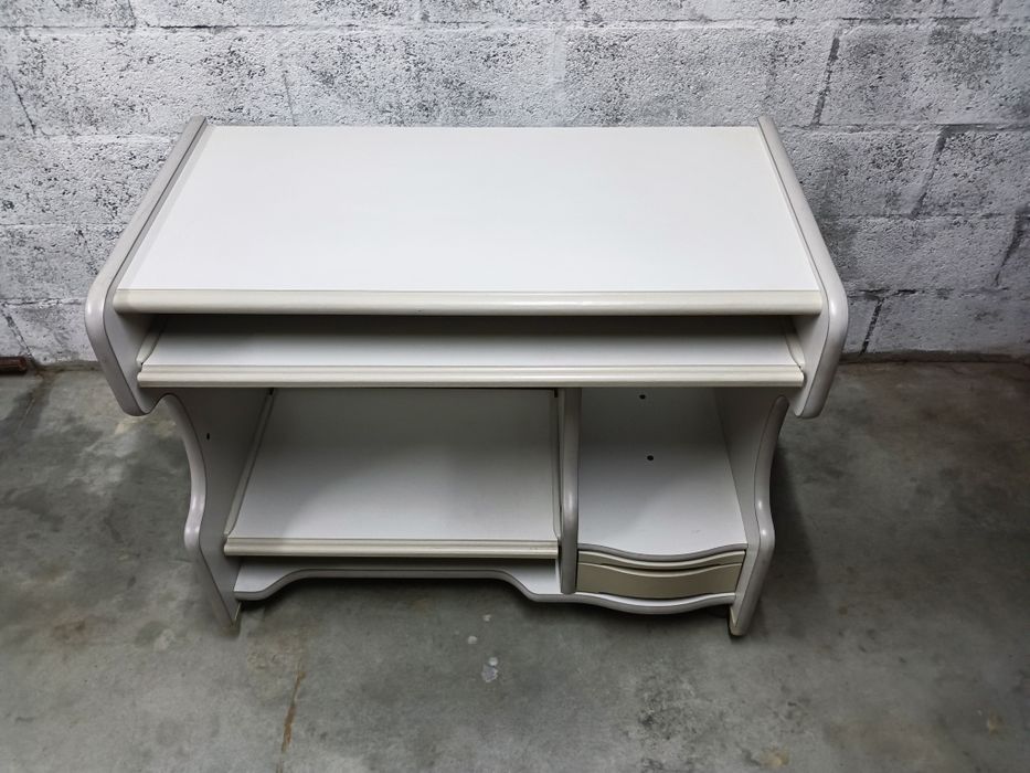 Secretaria multifuncional em madeira lacada branco.
Medidas: 96/80/50c