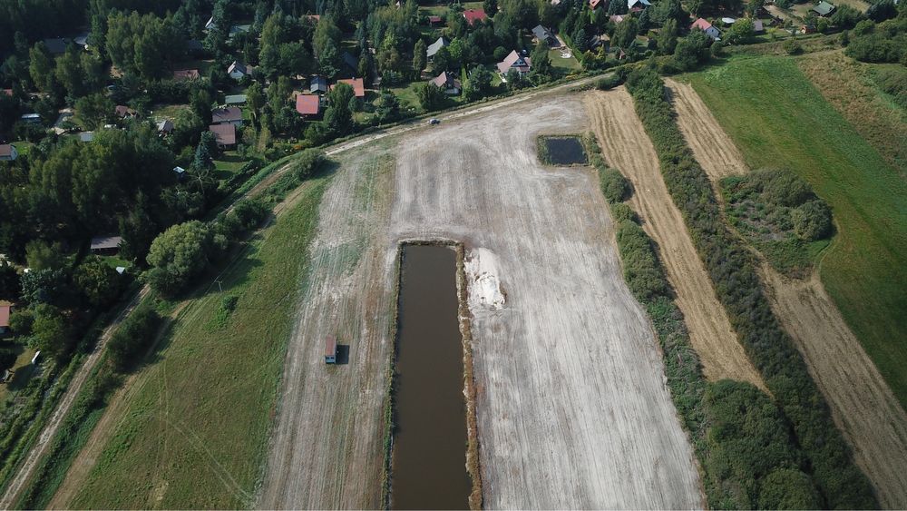 Dzialki w odlełości 400m od jeziora Krasne z dostepem do stawu.