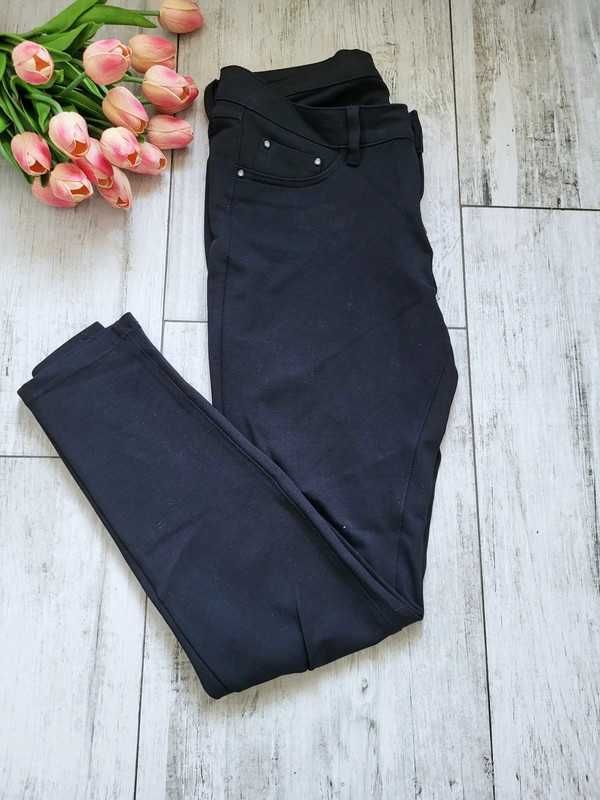 Czarne spodnie z miękkiego elastycznego materiału wygodne