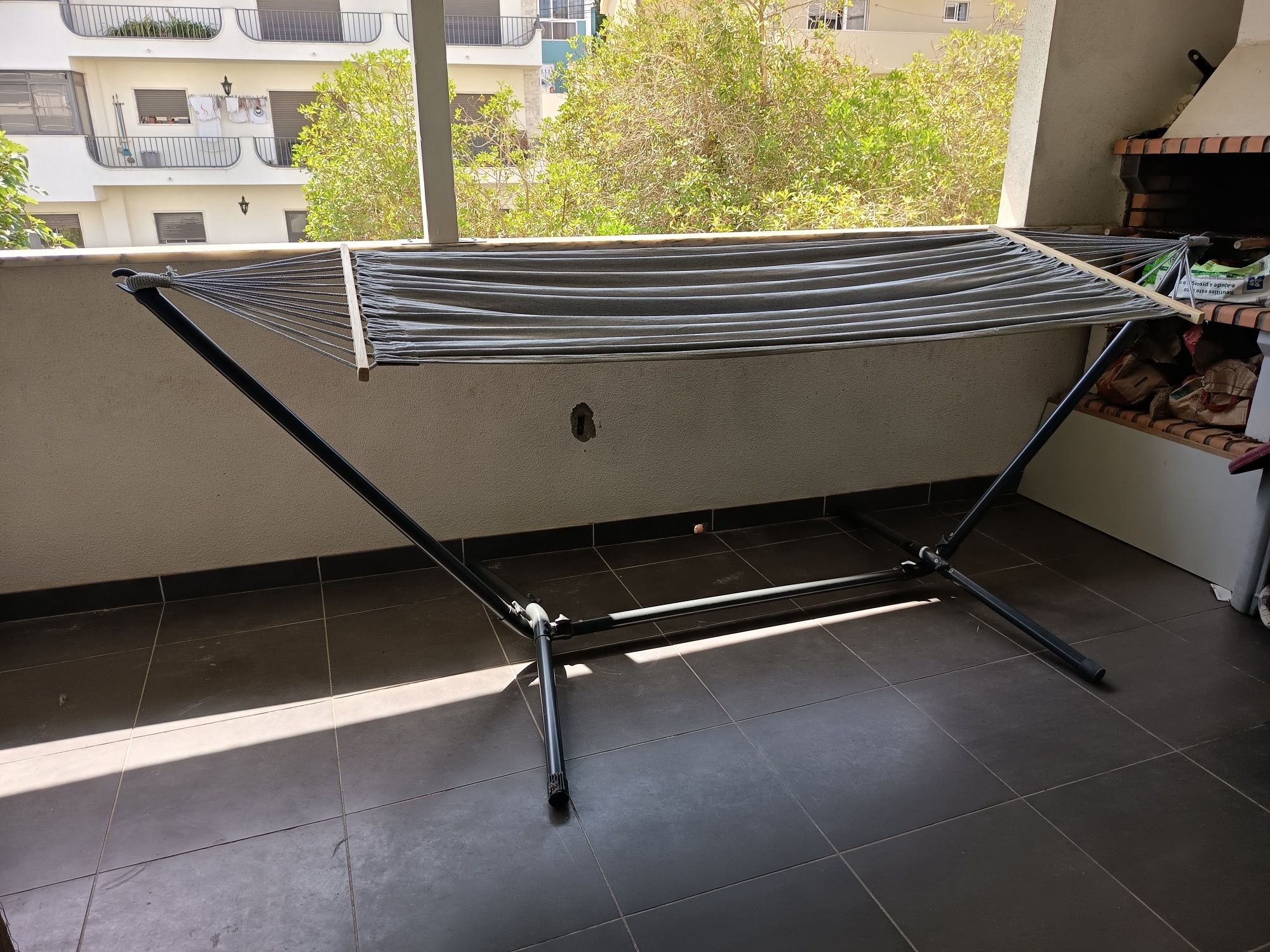 Cama de rede com suporte