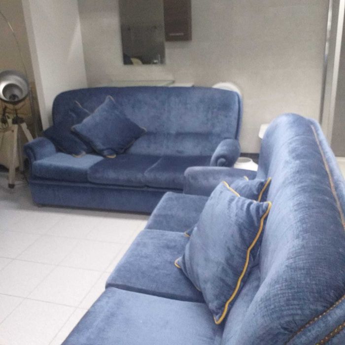 2 Sofás com cama em tecido aveludado com 4 almofadas decorativas