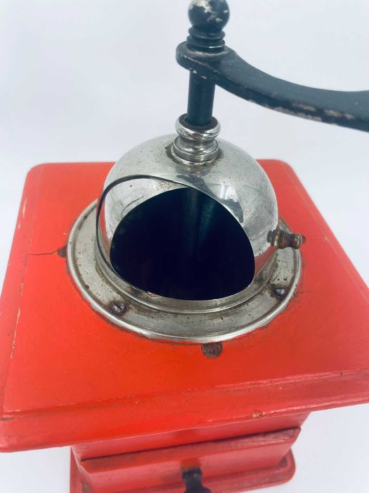 Zabytkowy młynek drewniany C.A.L