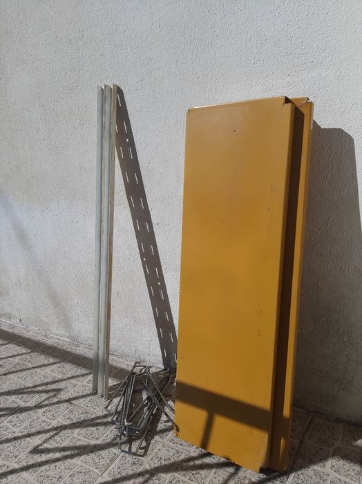 Prateleiras de metal