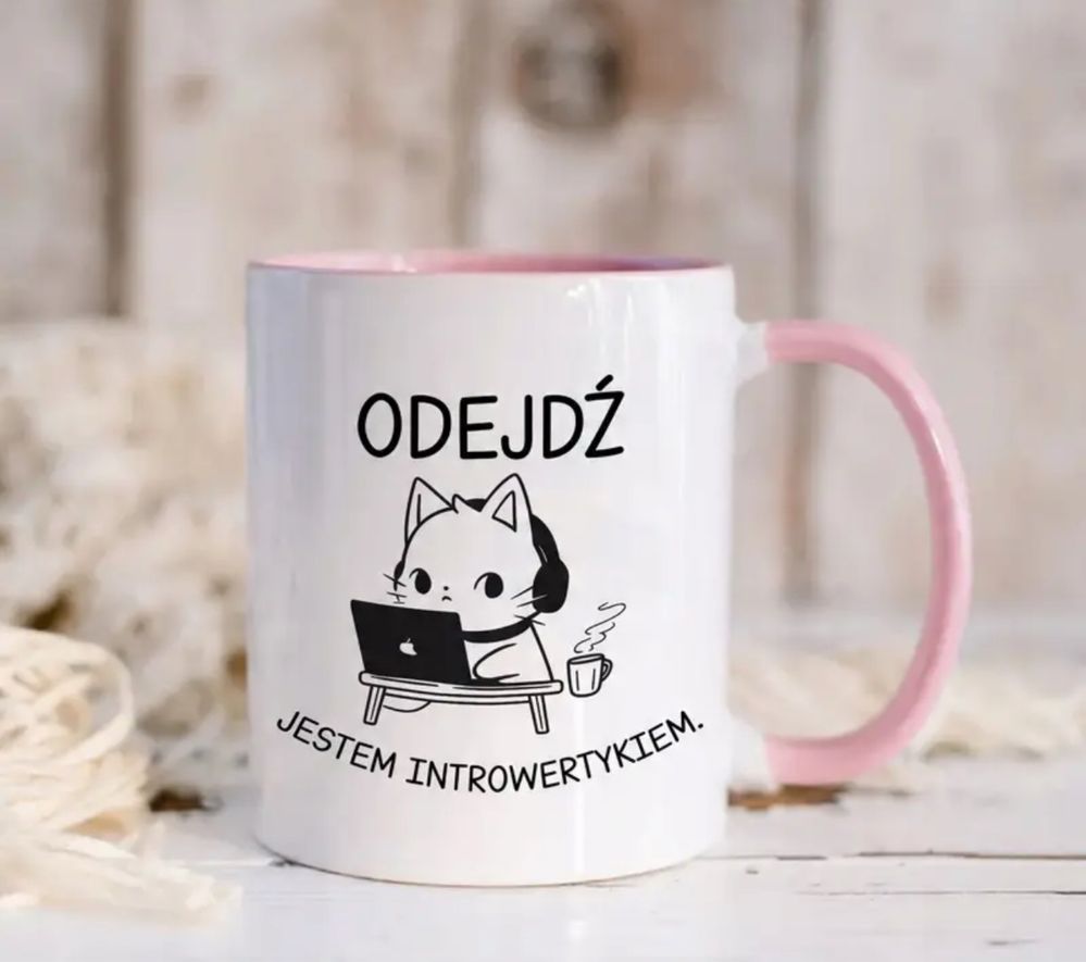 Kubek ceramiczny z napisem “ODEJDŹ – JESTEM INTROWERTYKIEM”