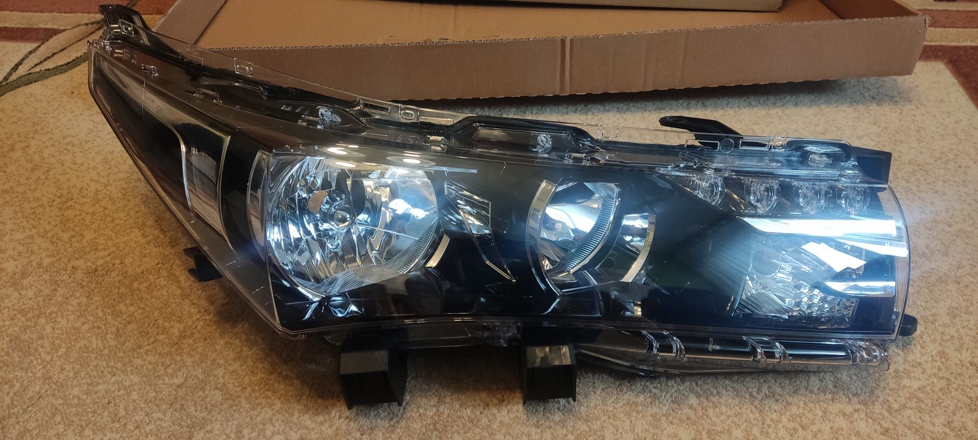 Nowa lampa oryginalna- reflektor Toyota Corolla E16