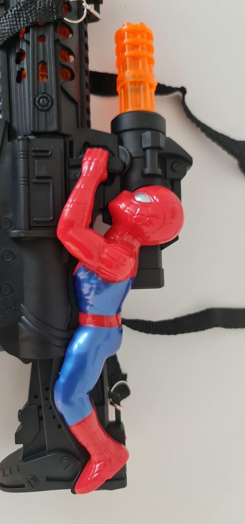 Karabin ze spidermanem